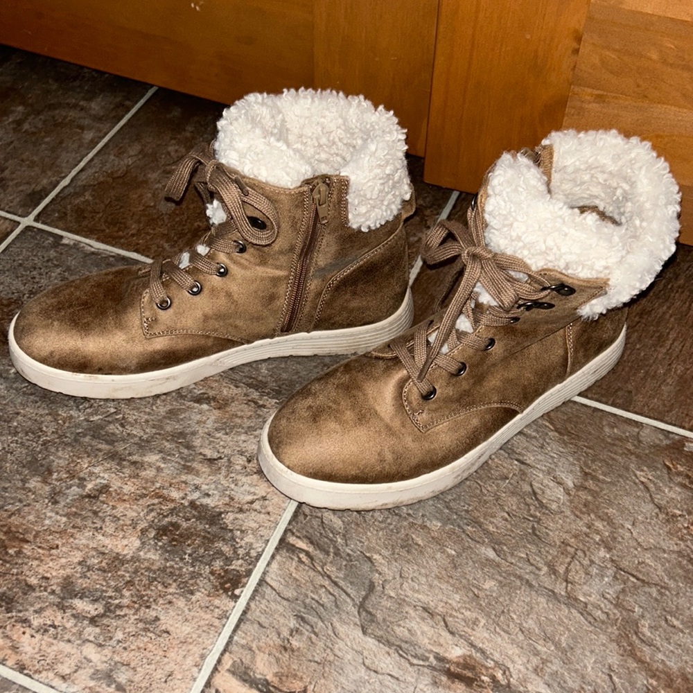 9.5 women’s shoes with Sherpa